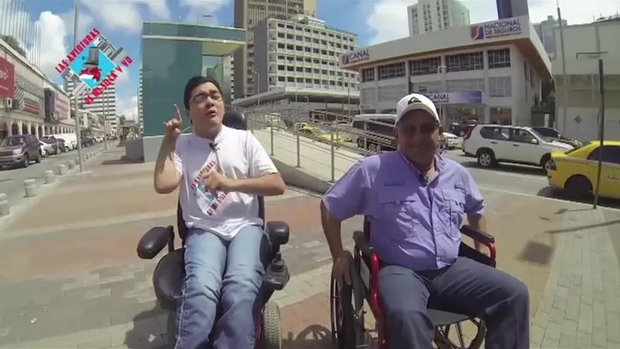 Ministro Alcibiades Vásquez recorre la vía España con Juanpi en silla de ruedas