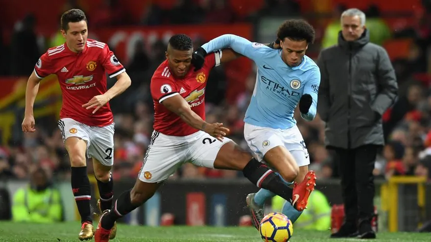 Derbi de Manchester y homenaje a fallecido dueño de Leicester en Premier