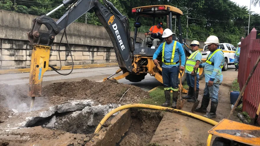 Idaan repara tubería rota en la vía Ricardo J. Alfaro.
