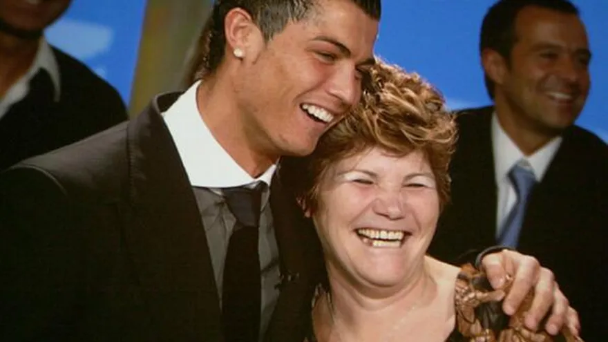 Cristiano Ronaldo (i) abraza a su madre Dolores Aveiro (d)