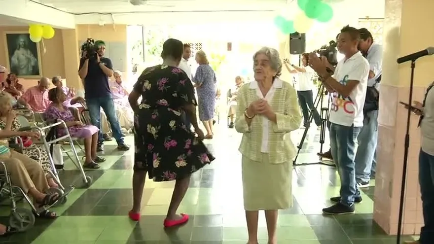 Abuelas celebran Día de la Madre en el Hogar Bolívar