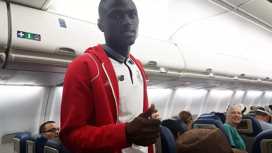 Abdiel Arroyo en el avión que los llevará a Atlanta, Estados Unidos.