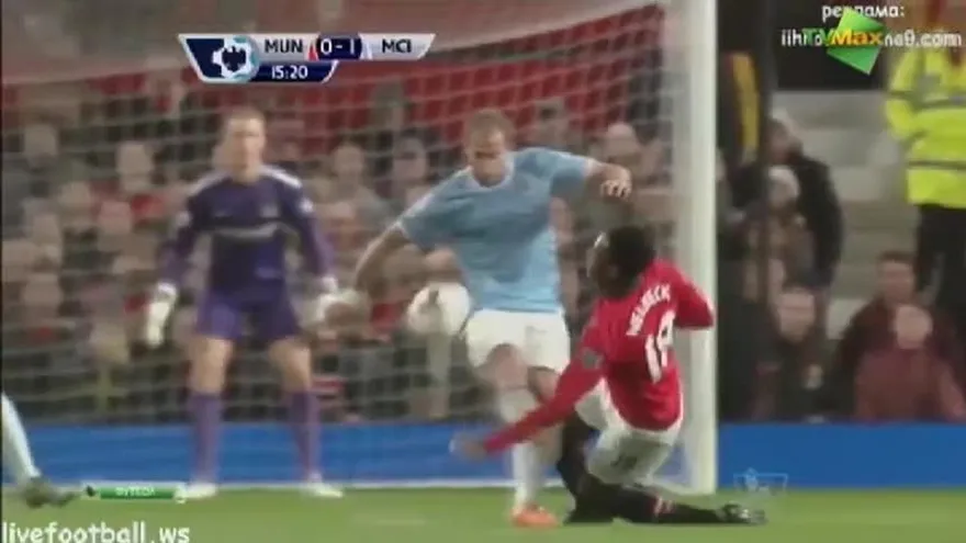 Fuerte choque entre Zabaleta y Welbeck, m