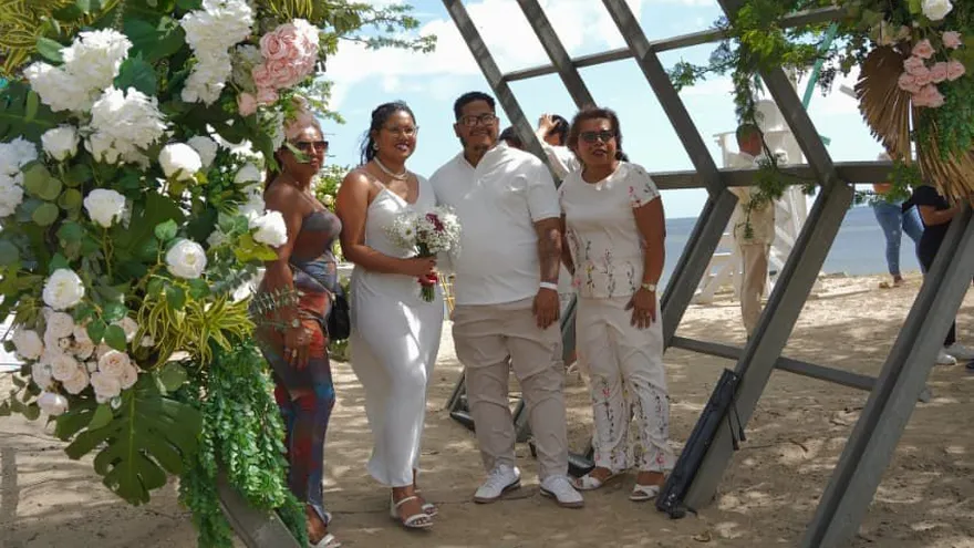 Las parejas vivieron una ceremonia emotiva a orillas de la playa