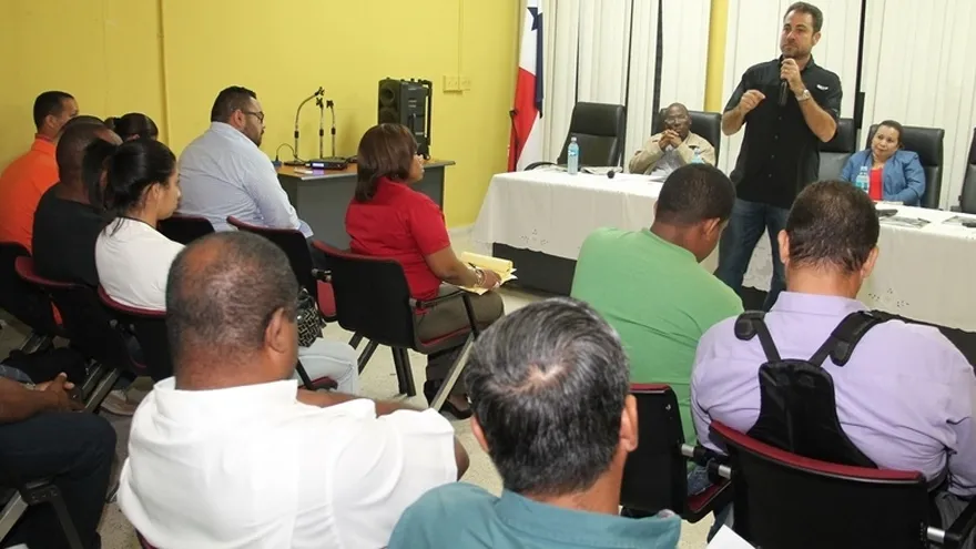 Los presentes en el Consejo Provincial de Colón escuchan las explicaciones del ministro de vienda y ordenamiento territorial, Mario Etchelecu.