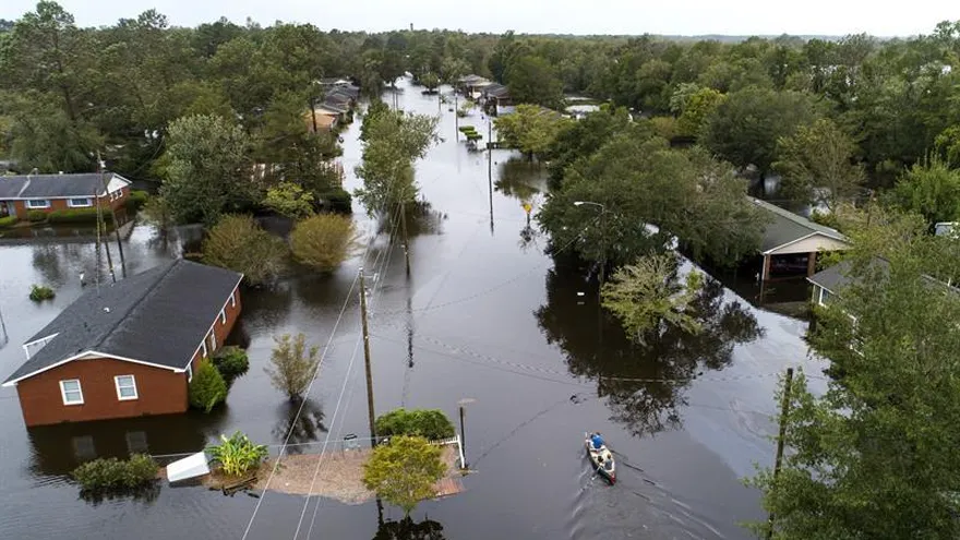 Dos personas en una canoa fueron registradas al transitar por las calles inundadas de la localidad de New Bern (Carolina del Norte, EE.UU.), tras el paso del huracán Florence.