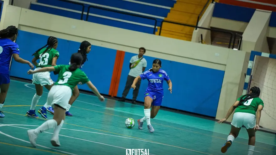 Acción de un partido de la rama femenina del Torneo FUT5AL con 5