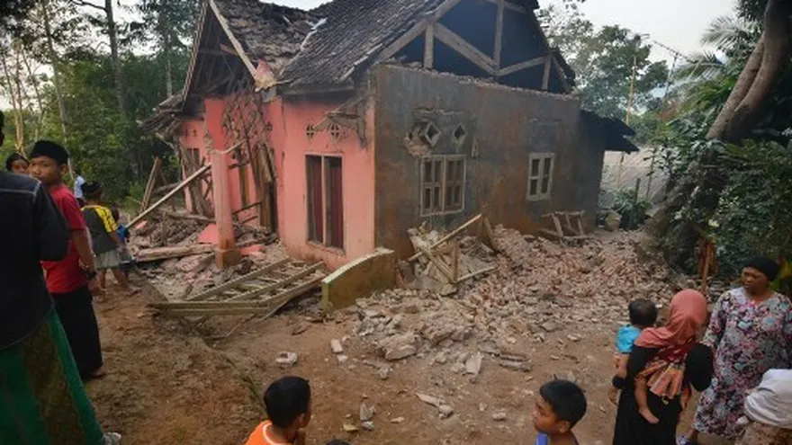 Los aldeanos miran una casa dañada en Pandeglang, provincia de Banten el 3 de agosto de 2019, luego de que un fuerte terremoto azotara el área.