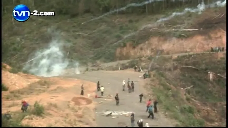 Indígenas se enfrentan a la policía en Barro Blanco
