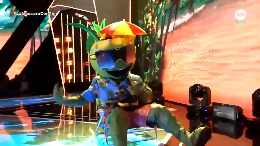 Coco Loco cantó el tema "Playa" de Kafu Bantón