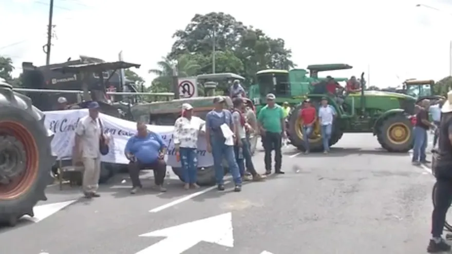 Cierre de calle en Progreso de Barú lleva más de 36 horas