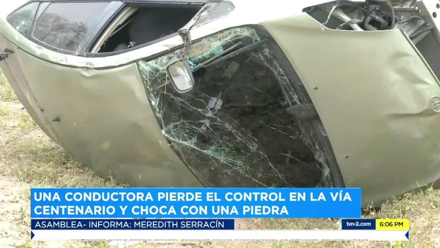 Un auto se accidenta en la vía Centenario