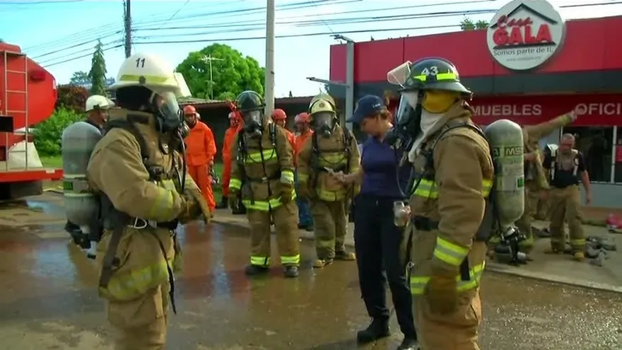 Bomberos sofocan incendio en almacén de Las Tablas