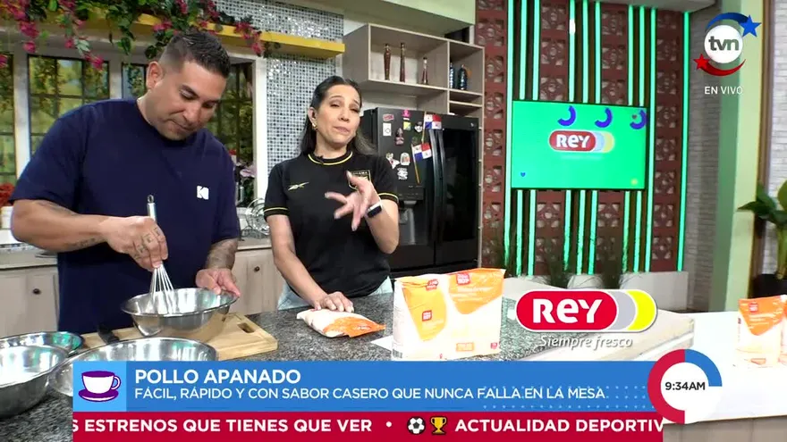 Pollo apanado con papas salteadas doraditas y llenas de sabor