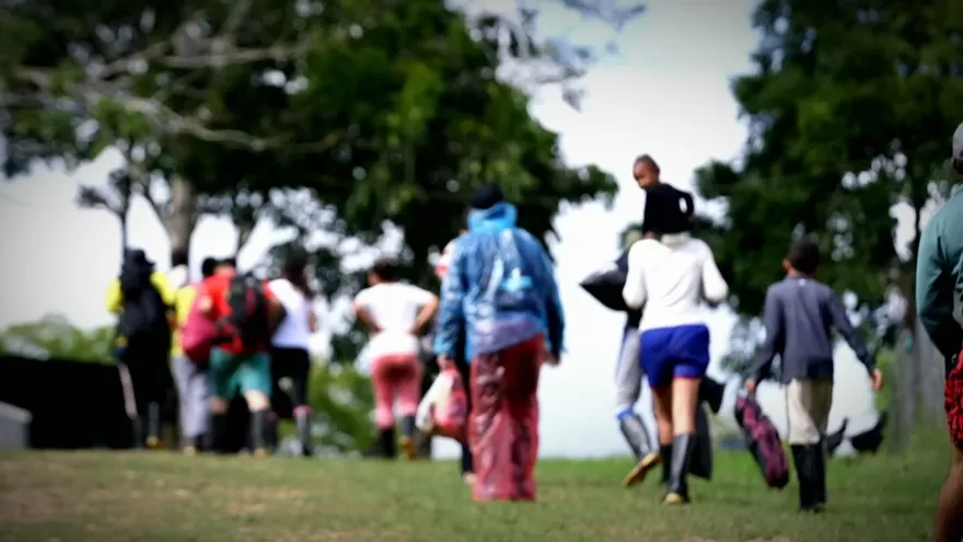 Familia de migrantes en las calles de Panama