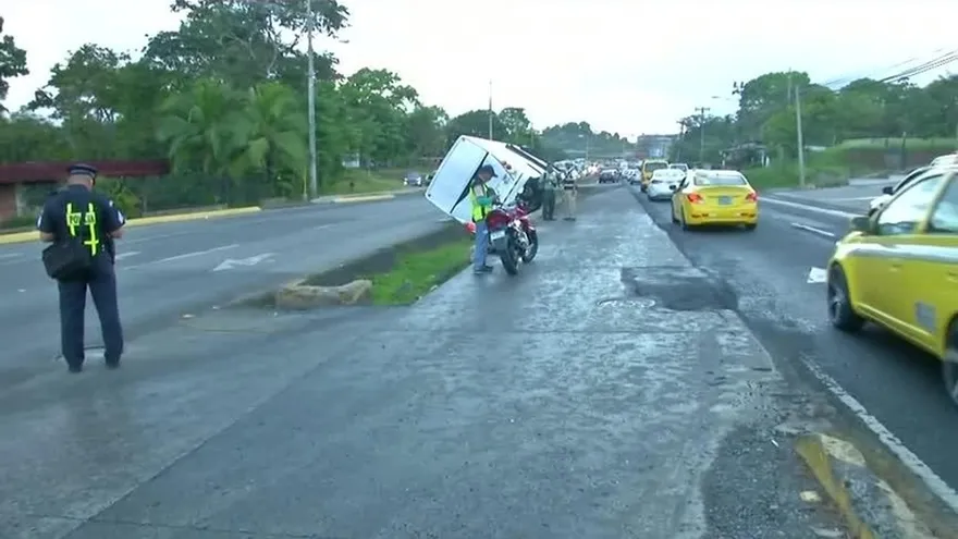 Metrobus cae a una cuneta en la vía Boyd Roosevelt