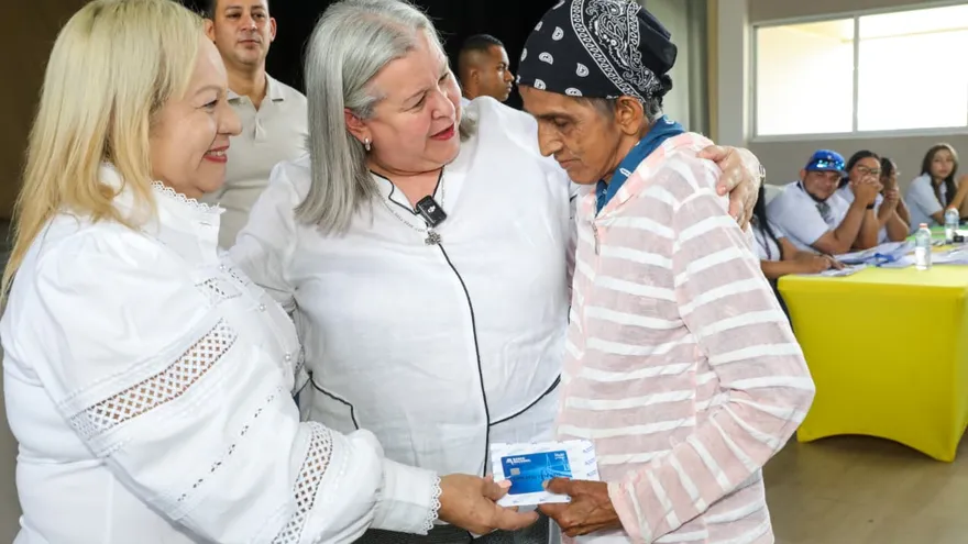 Entrega de las tarjeta clave social por parte de la ministra de Desarrollo Social, Beatriz Carles