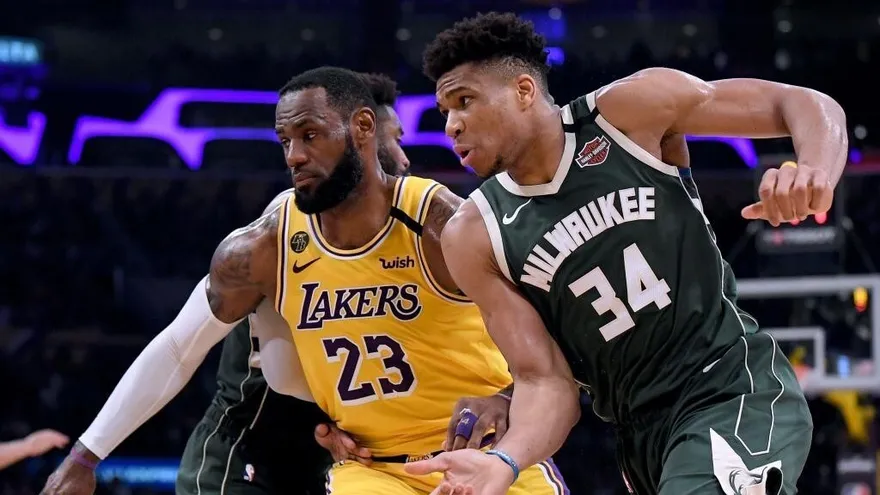 LeBron James (i) y Giannis Antetokounmpo (d)