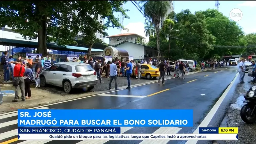 Largas filas para cobrar el bono solidario