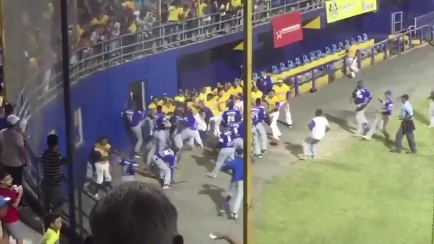 Jugadores de Colón y Herrera se van a los golpes