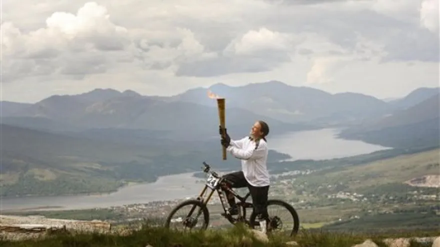 Antorcha olímpica pasa por el Lago Ness