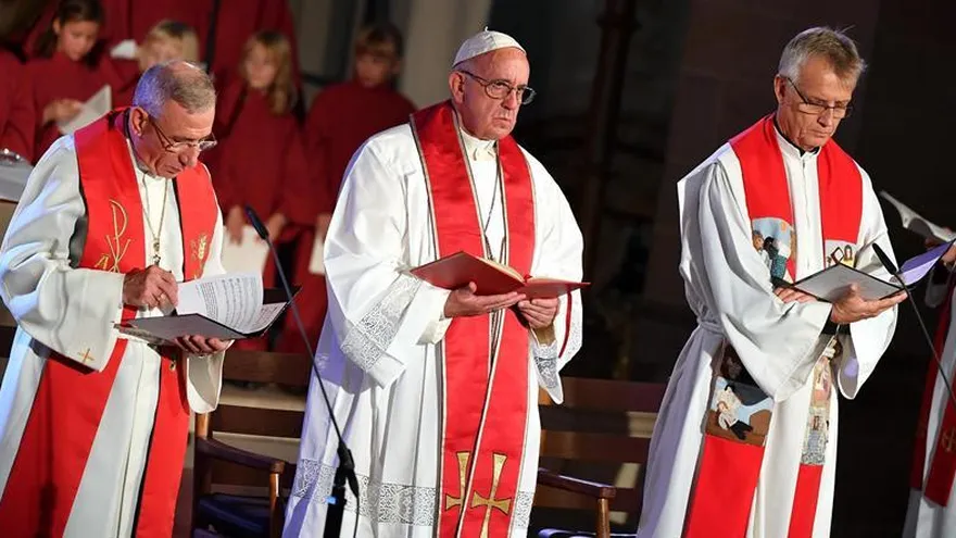El papa Francisco (centro), el presidente de la Federación Luterana Mundial (LWF) el obispo Munib A. Younam (i), y el secretario general de la LWF, el reverendo Martin Junge, asisten a una misa ecuménica en la Catedral de Lund, Suecia. EFE
