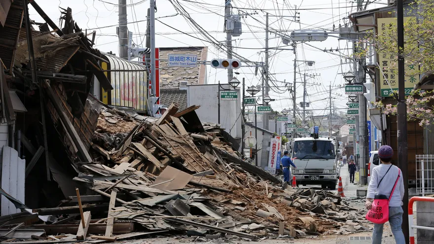 Un hombre camina por una calle destrozada por el terremoto en Mashik