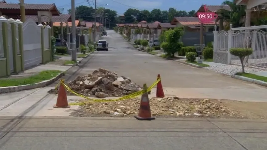 ¡Brisas del Golf! Bellezas de casas en medio de aguas estancadas y calles en mal estado