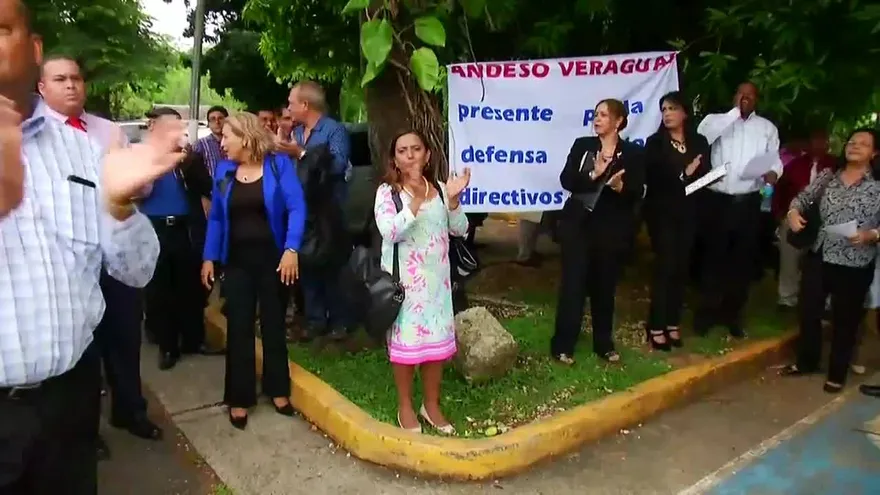 Directores de escuelas oficiales protestan en instalaciones del Meduca