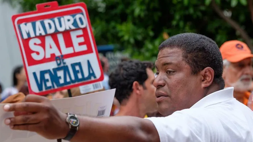 En la imagen un registro del presidente de Venezolanos Perseguidos Políticos en el Exilio (Veppex), José Antonio Colina, quien expresó "su desacuerdo con los países de la comunidad internacional que quieren forzar a la sociedad venezolana a participar en un proceso electoral que no desean y que solo favorece a Nicolás Maduro".