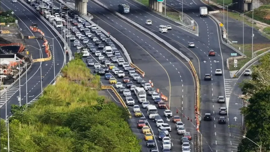 Miles de viajeros regresan a la capital tras finalizar festividades de Semana Santa