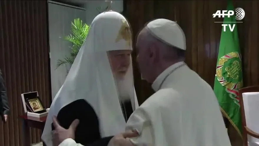 Papa y patriarca ruso ortodoxo en encuentro histórico