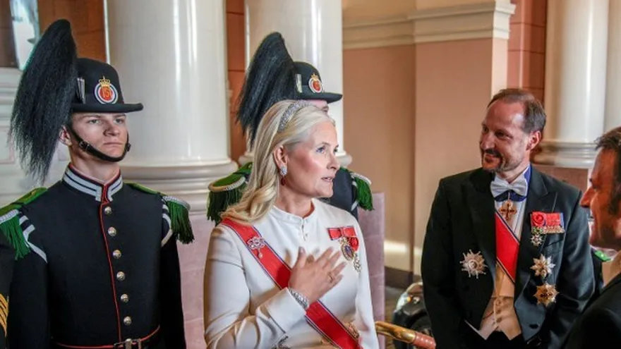 Los príncipes herederos Haakon de Noruega y Mette-Marit hablan con los Macron
