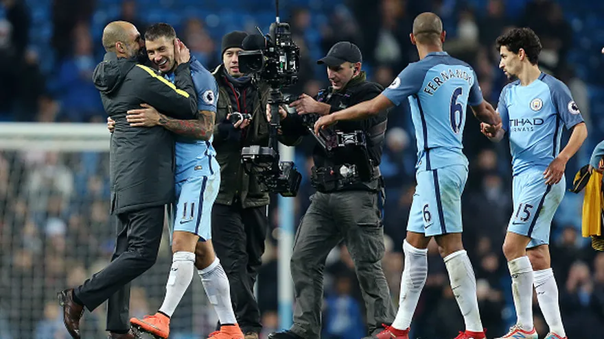 Jugadores del Mánchester City y el técnico Pep Guardiola celebran el triunfo ante el Arsenal