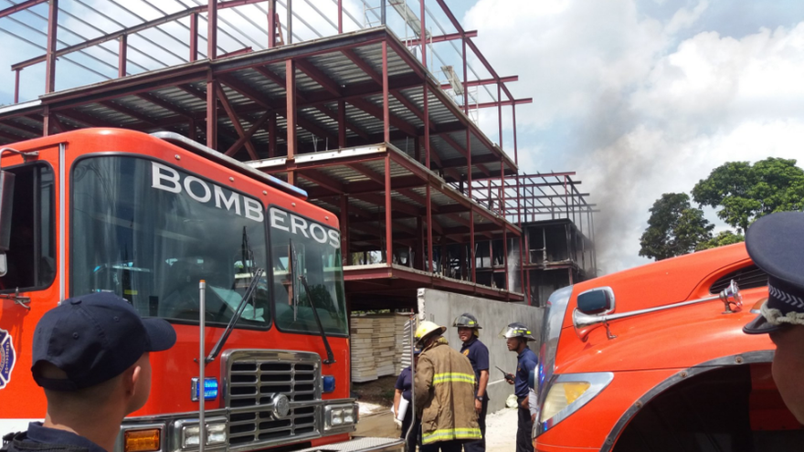 Los bomberos atienden el llamado de incendio