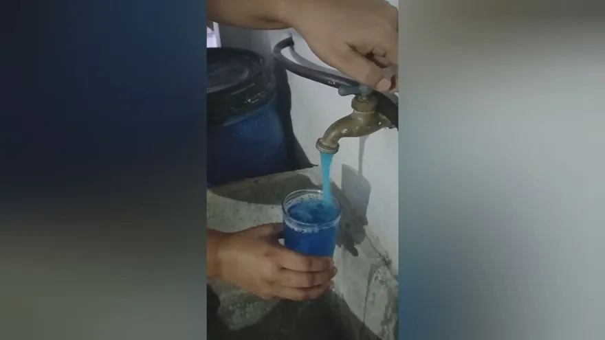¿Por qué sale agua azul del grifo en varias residencias de Vacamonte? El Idaan explica la razón