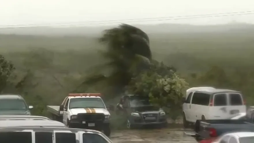 Huracán Delta toca tierra en costa mexicana debilitado