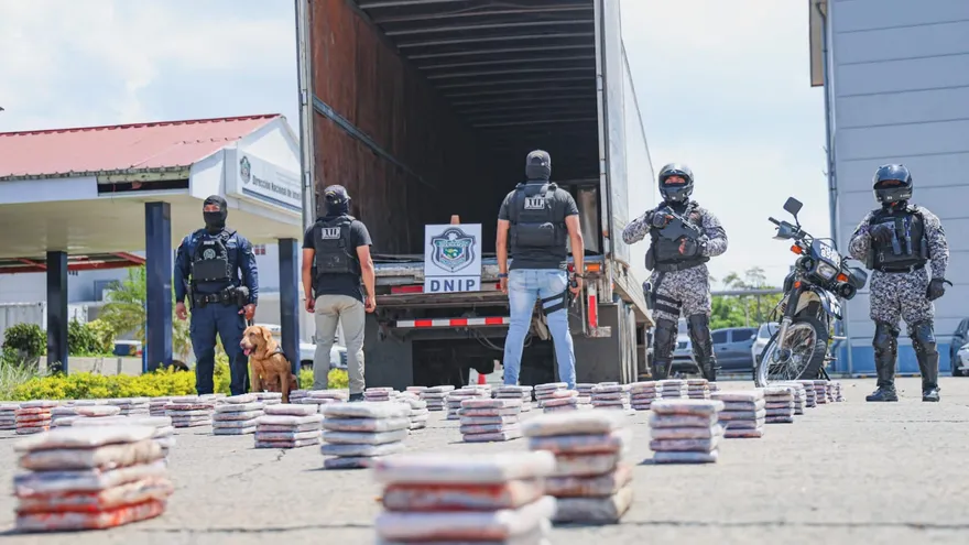 Paquetes de presunta sustancias ilícitas decomisados durante operativos en Vía Centenario