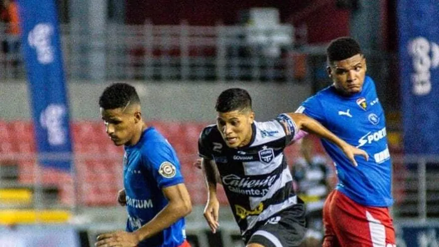 Acción del partido entre el Plaza Amador y el Tauro FC jugado en el Estadio Maracaná de El Chorrillo