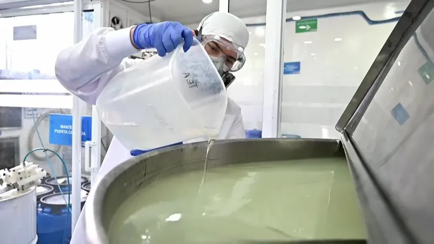 Empresas dan un giro a su producción por el nuevo coronavirus.