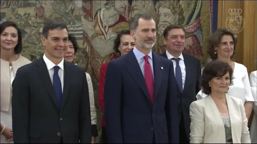 Los ministros prometen su cargo ante el Rey