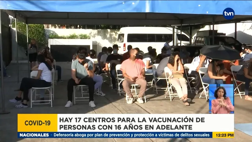 Personas acuden a vacunación por barrido en Parque Lefevre