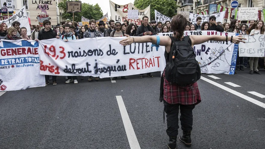 Cientos de estudiantes y trabajadores participan en una manfiestación contra la reforma laboral en París