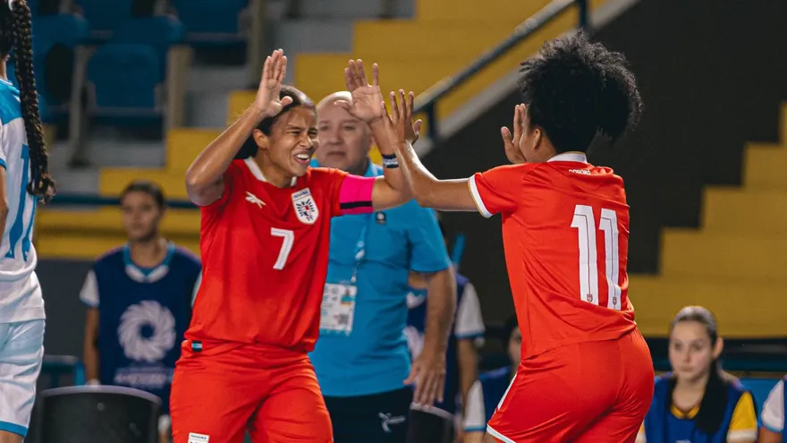Jugadoras de la Selección Femenina de Futsal de Panamá celebran