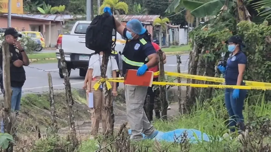 Ministerio Público en la escena realizando el levantamiento del cuerpo.