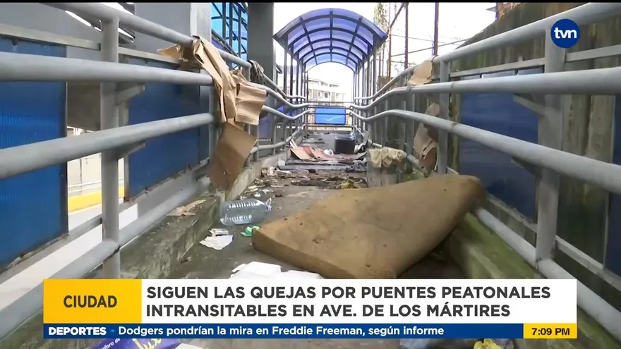 Habitantes de calles hacen de los puentes peatonales su hogar