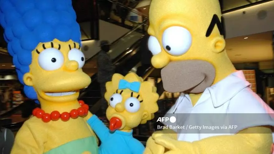 Personajes disfrazados de Marge Simpson, Maggie Simpson y Homero Simpson