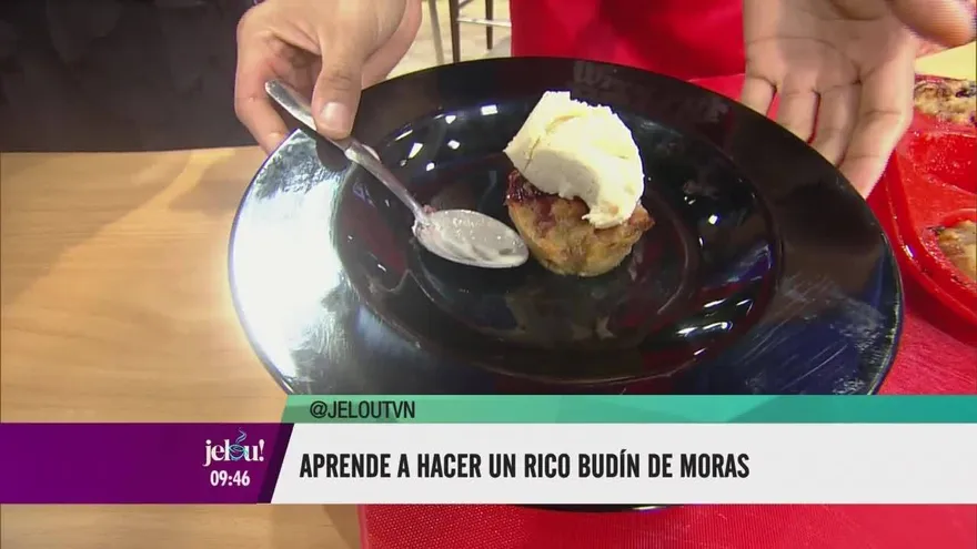 ¡Sé la sensación con este budín de moras y fresas!