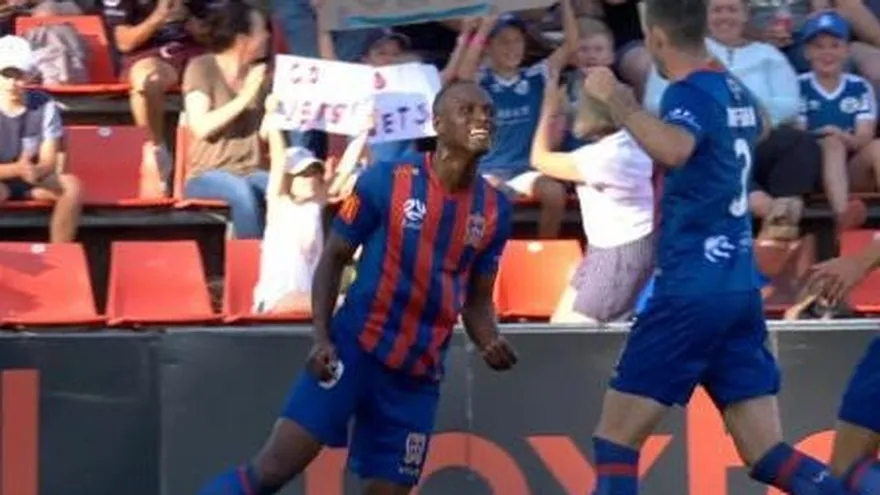 El primer gol de Abdiel Arroyo en Australia