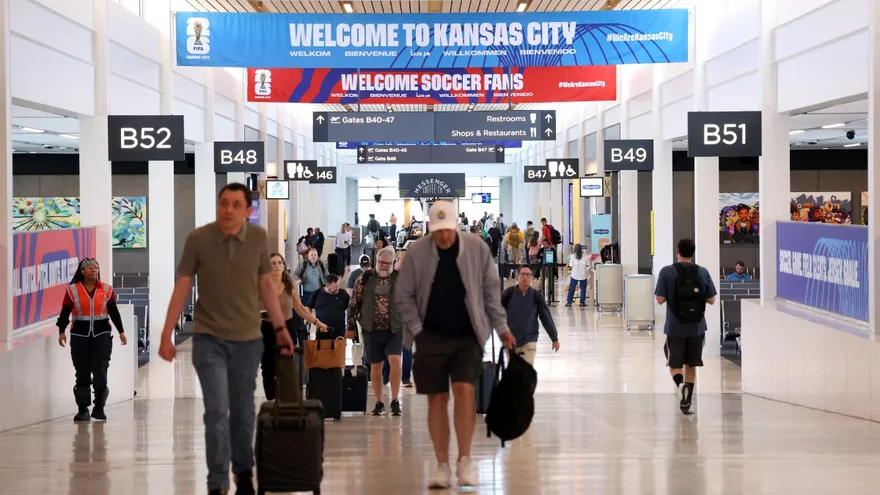 Turistas llegan a Kansas City, una de las ciudades sede del Mundial 2026